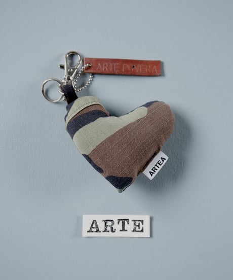 ARTEPOVERA｜【 ARTEPOVERA-25WI73046 】 US.カモジャケット RE-キーホルダー(ARTE)