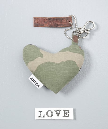 ARTEPOVERA｜【 ARTEPOVERA-25WI74021 】 US.カモジャケット RE-キーホルダー(LOVE)