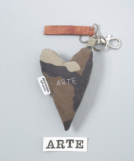 ARTEPOVERA｜【 ARTEPOVERA-25WI73036 】 US.カモジャケット RE-キーホルダー(ARTE)