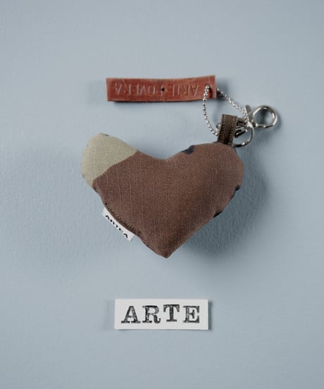 ARTEPOVERA｜【 ARTEPOVERA-25WI73040 】 US.カモジャケット RE-キーホルダー(ARTE)