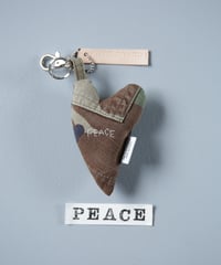 ARTEPOVERA｜【 ARTEPOVERA-25WI75044 】 US.カモジャケット RE-キーホルダー(PEACE)