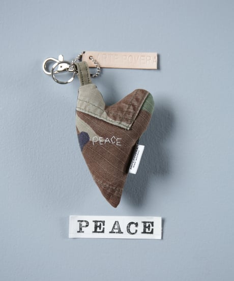 ARTEPOVERA｜【 ARTEPOVERA-25WI75044 】 US.カモジャケット RE-キーホルダー(PEACE)