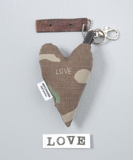 ARTEPOVERA｜【 ARTEPOVERA-25WI74027 】 US.カモジャケット RE-キーホルダー(LOVE)