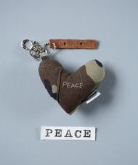 ARTEPOVERA｜【 ARTEPOVERA-25WI75056 】 US.カモジャケット RE-キーホルダー(PEACE)