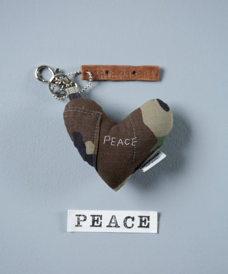 ARTEPOVERA｜【 ARTEPOVERA-25WI75056 】 US.カモジャケット RE-キーホルダー(PEACE)