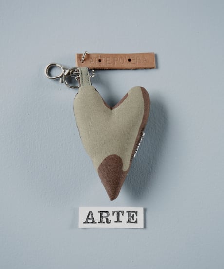 ARTEPOVERA｜【 ARTEPOVERA-25WI73053 】 US.カモジャケット RE-キーホルダー(ARTE)