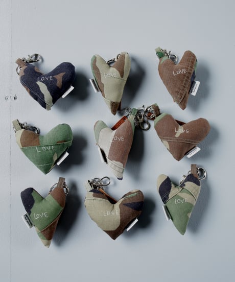 ARTEPOVERA｜【 ARTEPOVERA-25WI74049 】 US.カモジャケット RE-キーホルダー(LOVE)