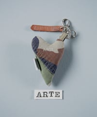 ARTEPOVERA｜【 ARTEPOVERA-25WI73056 】 US.カモジャケット RE-キーホルダー(ARTE)
