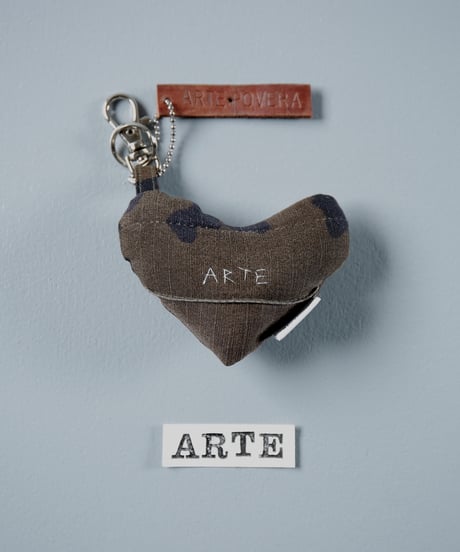 ARTEPOVERA｜【 ARTEPOVERA-25WI73040 】 US.カモジャケット RE-キーホルダー(ARTE)