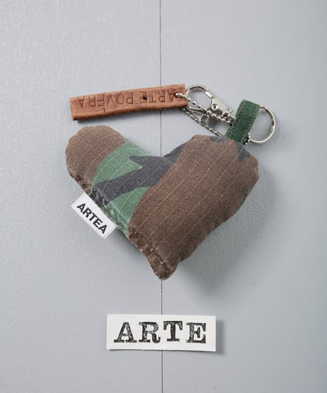 ARTEPOVERA｜【 ARTEPOVERA-25WI73005 】 US.カモジャケット RE-キーホルダー(ARTE)