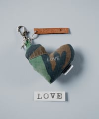 ARTEPOVERA｜【 ARTEPOVERA-25WI74063 】 US.カモジャケット RE-キーホルダー(LOVE)