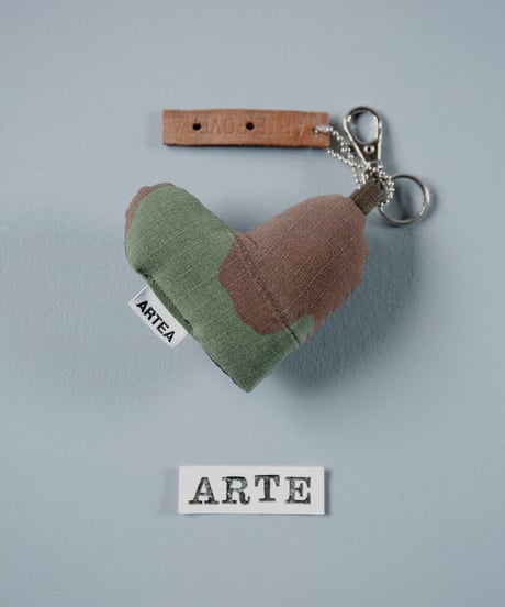 ARTEPOVERA｜【 ARTEPOVERA-25WI73042 】 US.カモジャケット RE-キーホルダー(ARTE)