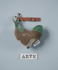 ARTEPOVERA｜【 ARTEPOVERA-25WI73057 】 US.カモジャケット RE-キーホルダー(ARTE)