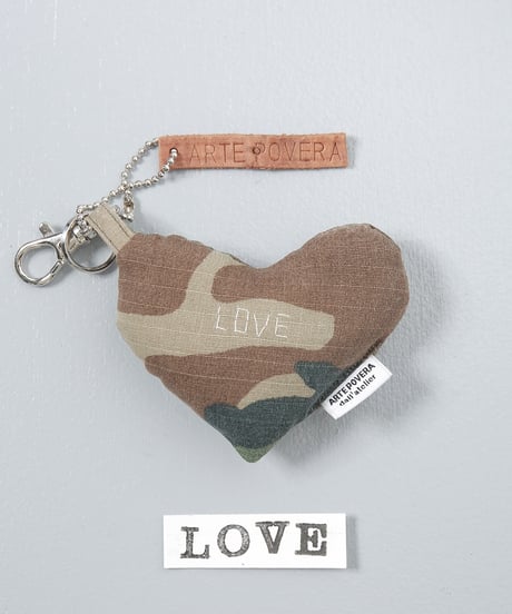 ARTEPOVERA｜【 ARTEPOVERA-25WI74025 】 US.カモジャケット RE-キーホルダー(LOVE)
