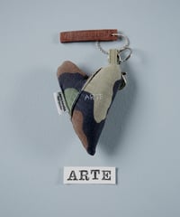 ARTEPOVERA｜【 ARTEPOVERA-25WI73041 】 US.カモジャケット RE-キーホルダー(ARTE)