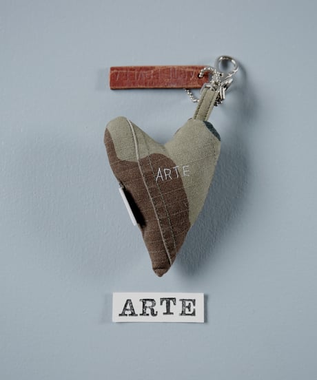ARTEPOVERA｜【 ARTEPOVERA-25WI73045 】 US.カモジャケット RE-キーホルダー(ARTE)