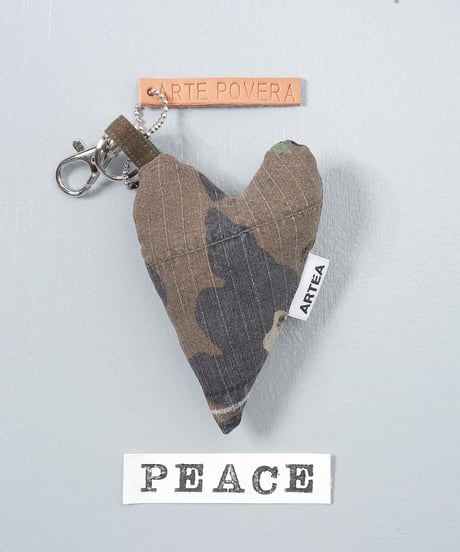ARTEPOVERA｜【 ARTEPOVERA-25WI75030 】 US.カモジャケット RE-キーホルダー(PEACE)