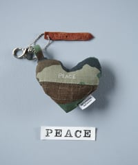 ARTEPOVERA｜【 ARTEPOVERA-25WI75043 】 US.カモジャケット RE-キーホルダー(PEACE)