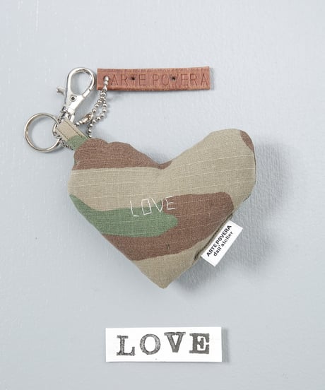 ARTEPOVERA｜【 ARTEPOVERA-25WI74023 】 US.カモジャケット RE-キーホルダー(LOVE)