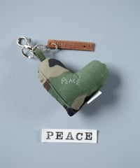 ARTEPOVERA｜【 ARTEPOVERA-25WI75049 】 US.カモジャケット RE-キーホルダー(PEACE)