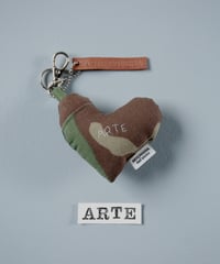 ARTEPOVERA｜【 ARTEPOVERA-25WI73047 】 US.カモジャケット RE-キーホルダー(ARTE)