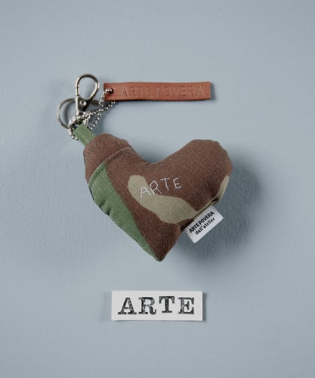 ARTEPOVERA｜【 ARTEPOVERA-25WI73047 】 US.カモジャケット RE-キーホルダー(ARTE)