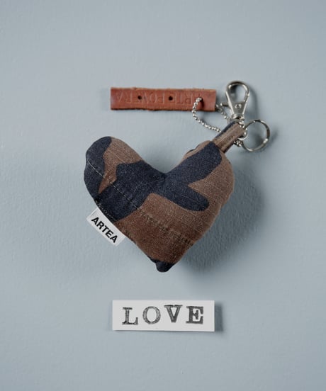 ARTEPOVERA｜【 ARTEPOVERA-25WI74041 】 US.カモジャケット RE-キーホルダー(LOVE)