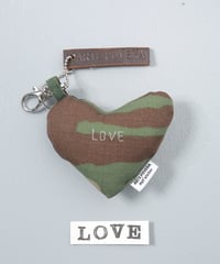 ARTEPOVERA｜【 ARTEPOVERA-25WI74037 】 US.カモジャケット RE-キーホルダー(LOVE)