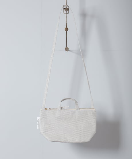 ATPOVA｜【 2026spring08 】 セレモニー リネンポリエステル混 サコッシュ(刺繡有)