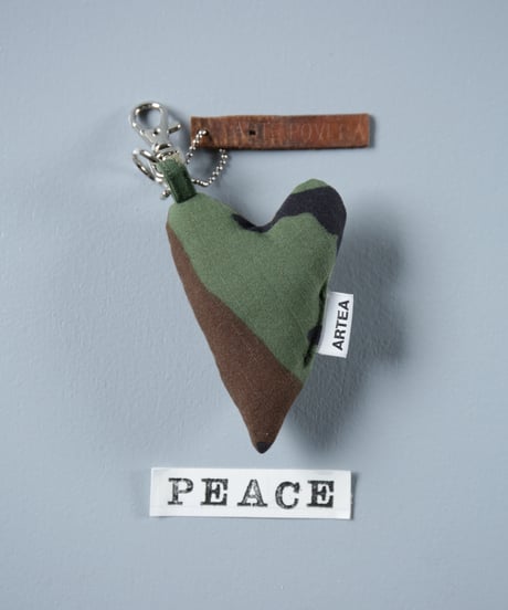 ARTEPOVERA｜【 ARTEPOVERA-25WI75050 】 US.カモジャケット RE-キーホルダー(PEACE)