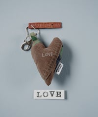 ARTEPOVERA｜【 ARTEPOVERA-25WI74043 】 US.カモジャケット RE-キーホルダー(LOVE)