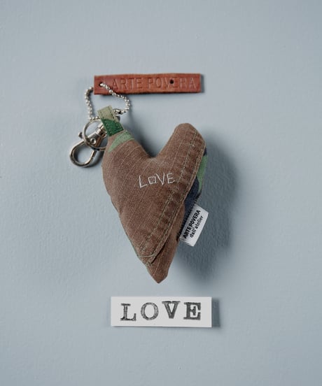 ARTEPOVERA｜【 ARTEPOVERA-25WI74043 】 US.カモジャケット RE-キーホルダー(LOVE)