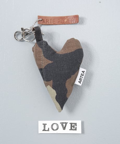 ARTEPOVERA｜【 ARTEPOVERA-25WI74036 】 US.カモジャケット RE-キーホルダー(LOVE)