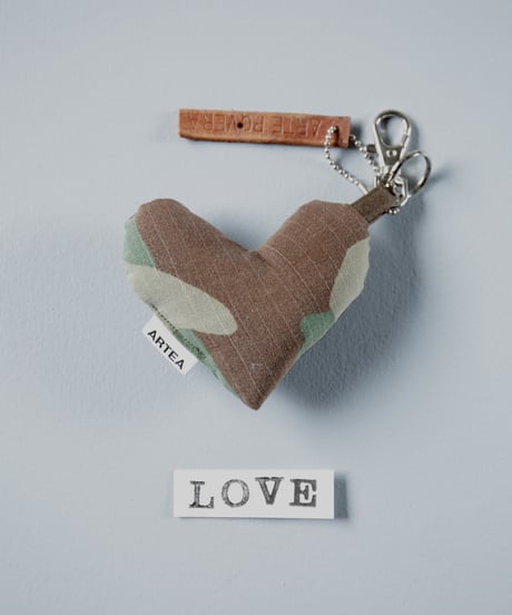 ARTEPOVERA｜【 ARTEPOVERA-25WI74061 】 US.カモジャケット RE-キーホルダー(LOVE)
