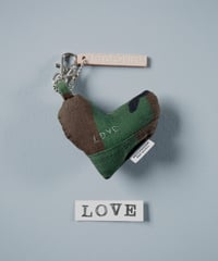 ARTEPOVERA｜【 ARTEPOVERA-25WI74051 】 US.カモジャケット RE-キーホルダー(LOVE)