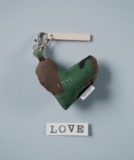 ARTEPOVERA｜【 ARTEPOVERA-25WI74051 】 US.カモジャケット RE-キーホルダー(LOVE)
