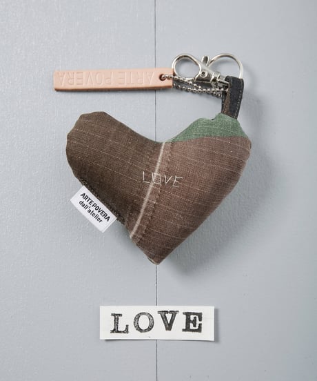 ARTEPOVERA｜【 ARTEPOVERA-25WI74002 】 US.カモジャケット RE-キーホルダー(LOVE)