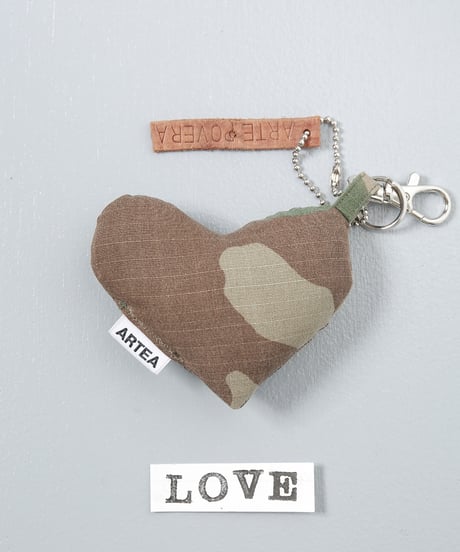 ARTEPOVERA｜【 ARTEPOVERA-25WI74025 】 US.カモジャケット RE-キーホルダー(LOVE)