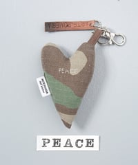 ARTEPOVERA｜【 ARTEPOVERA-25WI75034 】 US.カモジャケット RE-キーホルダー(PEACE)