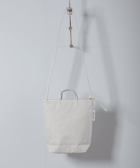 ATPOVA｜【 2026spring09 】 セレモニー リネンポリエステル混 サコッシュ(刺繡有)