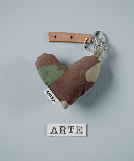 ARTEPOVERA｜【 ARTEPOVERA-25WI73055 】 US.カモジャケット RE-キーホルダー(ARTE)