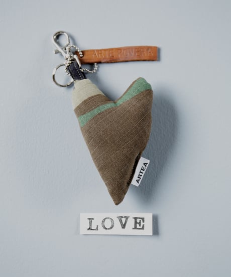 ARTEPOVERA｜【 ARTEPOVERA-25WI74062 】 US.カモジャケット RE-キーホルダー(LOVE)