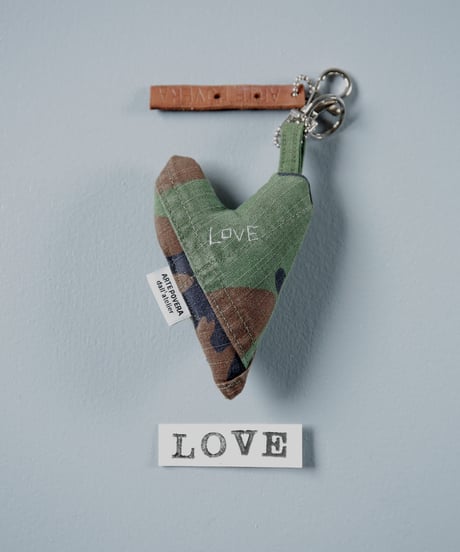 ARTEPOVERA｜【 ARTEPOVERA-25WI74055 】 US.カモジャケット RE-キーホルダー(LOVE)