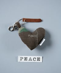 ARTEPOVERA｜【 ARTEPOVERA-25WI75054 】 US.カモジャケット RE-キーホルダー(PEACE)