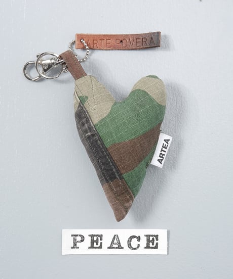 ARTEPOVERA｜【 ARTEPOVERA-25WI75034 】 US.カモジャケット RE-キーホルダー(PEACE)