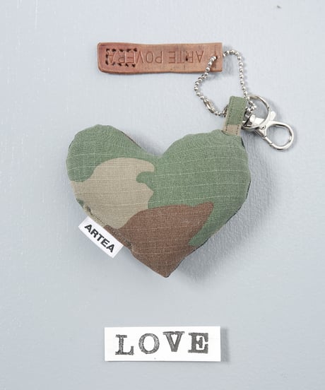 ARTEPOVERA｜【 ARTEPOVERA-25WI74040 】 US.カモジャケット RE-キーホルダー(LOVE)