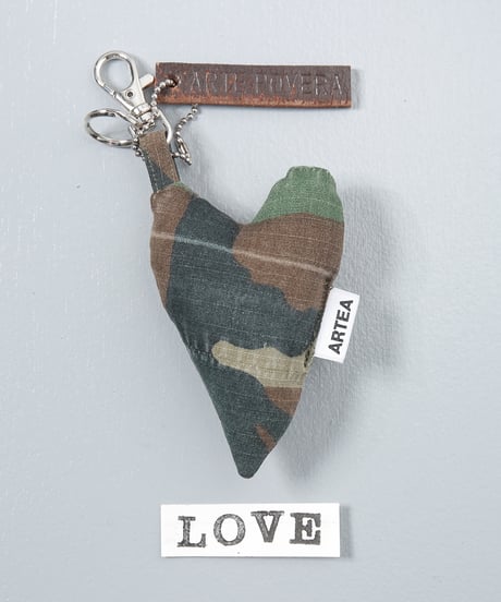 ARTEPOVERA｜【 ARTEPOVERA-25WI74033 】 US.カモジャケット RE-キーホルダー(LOVE)