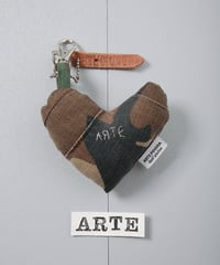 ARTEPOVERA｜【 ARTEPOVERA-25WI73020 】 US.カモジャケット RE-キーホルダー(ARTE)