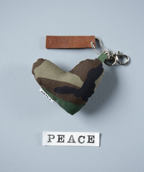 ARTEPOVERA｜【 ARTEPOVERA-25WI75036 】 US.カモジャケット RE-キーホルダー(PEACE)