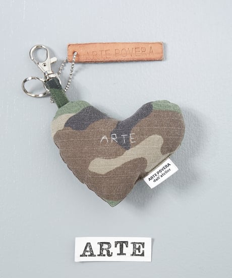 ARTEPOVERA｜【 ARTEPOVERA-25WI73026 】 US.カモジャケット RE-キーホルダー(ARTE)